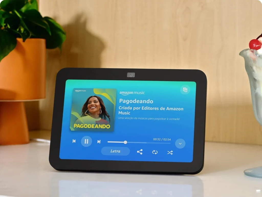 Amazon Echo Show´de 3ª geração com áudio espacial 